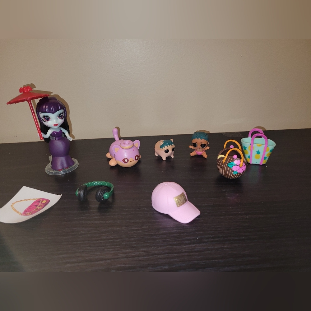 COPY - Small toys/collectibles lot (Zombaes, L.O.L, Mini Fashions)